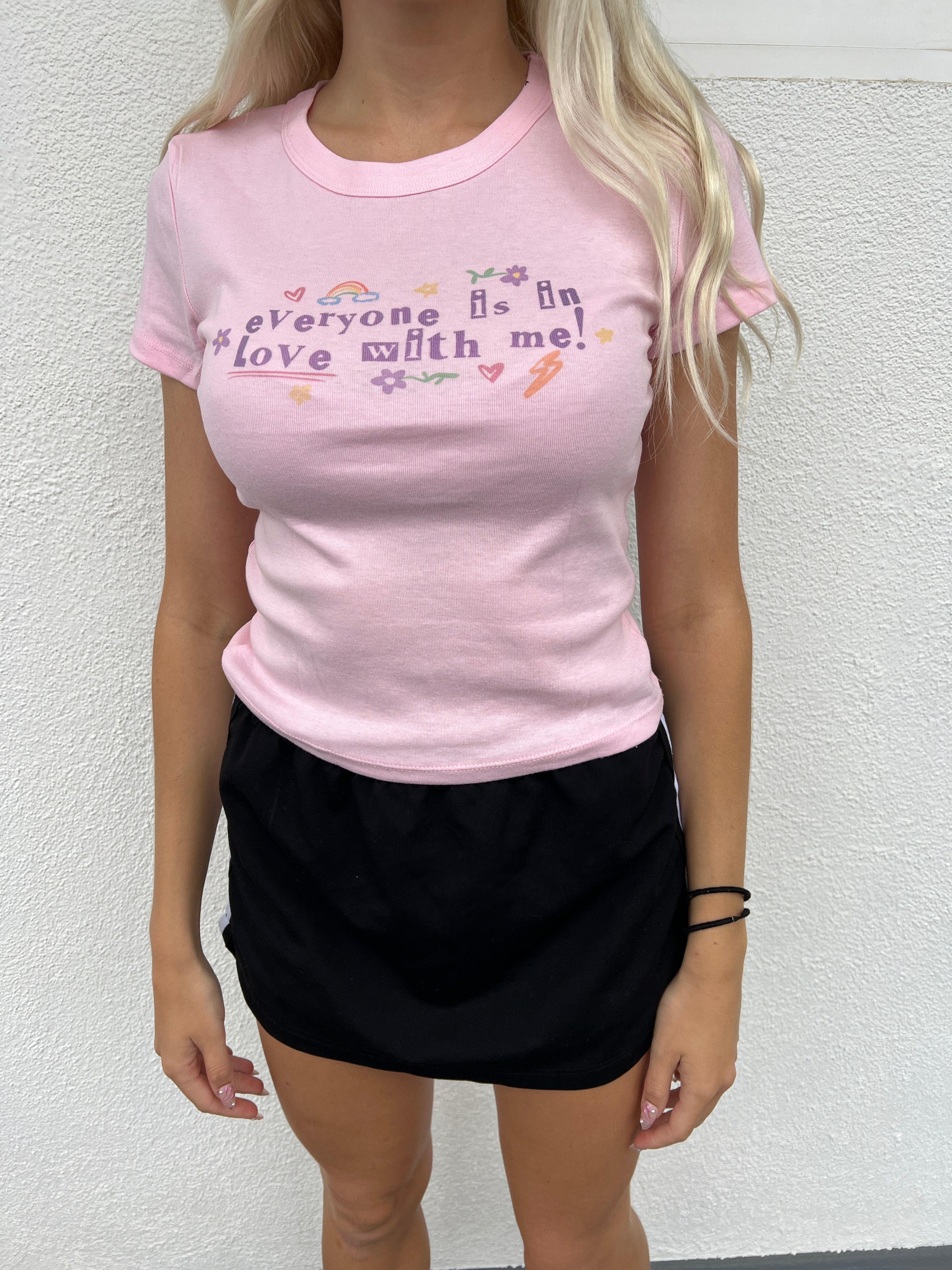 SS: everyone is in love with me tee - S